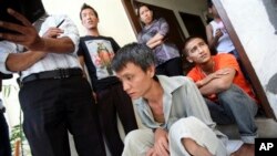 အင်ဒိုနီးရှားနိုင်ငံ၊ ဆူမားတြားကျွန်း ထိန်းသိမ်းရေးစခန်းအတွင်း ဖမ်းဆီးခံထားရသူ မြန်မာ ရေလုပ်သားများအား အချုပ်ခန်းအတွင်း တွေ့ရစဉ်။