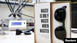Kính đen làm bằng rác thải plastic dùng máy in 3D được trưng bày tại Antwerp, Bỉ, ngày 30/8/2017.