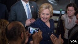 民主党总统参选人希拉里·克林顿在爱奥华大学的选战集会中问候民众。(美国之音记者方正拍摄)