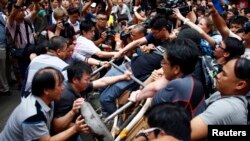 大图:10月4日,反占中抗议者(左)试图拆掉占中抗议者在香港一条主道上设置的路障。