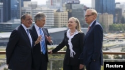 Từ trái: Bộ trưởng Quốc phòng Hoa Kỳ Leon Panetta,Bộ trưởng Quốc phòng Australia, Ngoại trưởng Hoa Kỳ Hillary Clinton và Ngoại trưởng Australia Bob Carr (phải) trước cuộc họp tại Perth, Australia 14/11/12