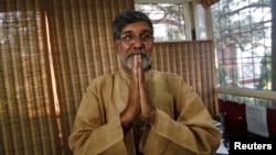 2014年诺贝尔和平奖得主萨蒂亚特希在新德里同媒体见面。(2014年10月10日)