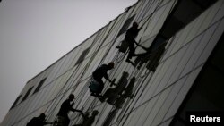 工人们清洗北京一处商厦。(资料照)