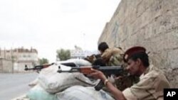 5月25日在首都萨那一个广场旁的也门政府军士兵,示威群众在那个广场要求总统萨利赫下台