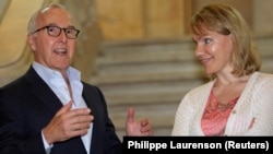 资料照片:亿万富翁商人、房地产大亨弗兰克·麦考特(左)。(路透社照片)