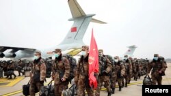中国军队医护人员乘坐军机抵达武汉天河国际机场。(2020年2月2日)