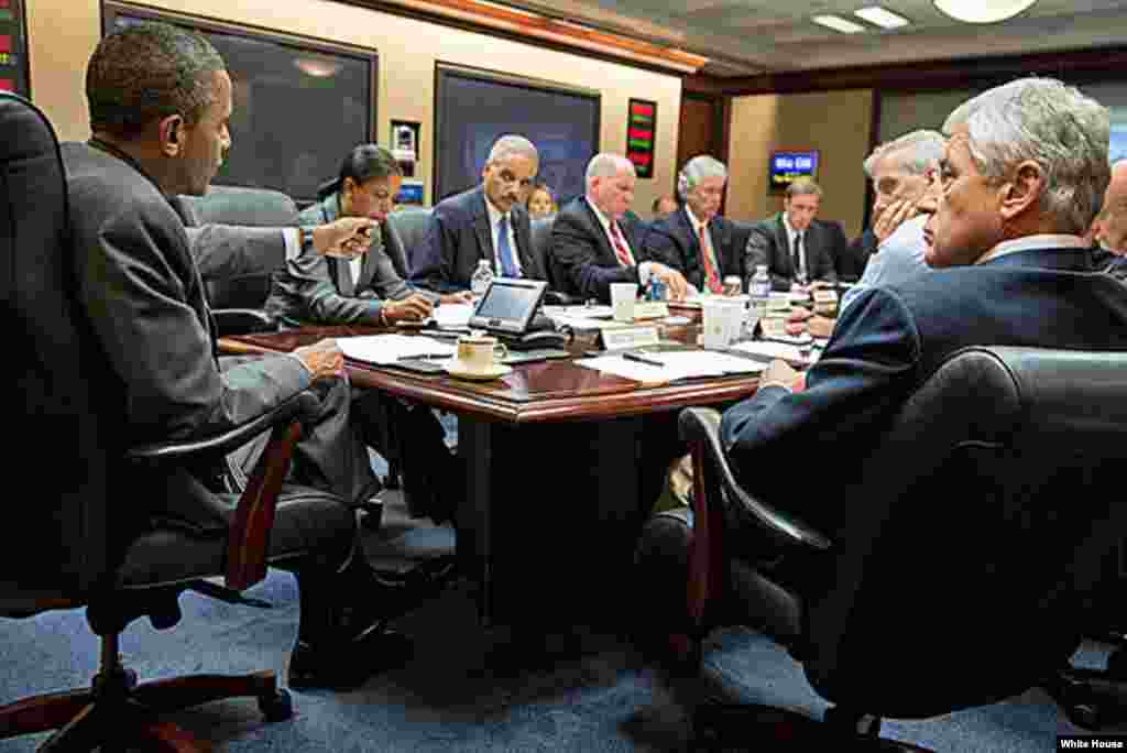 2013年7月3日,美国总统奥巴马在白宫局势研究室与国家安全团队成员开会讨论埃及局势。