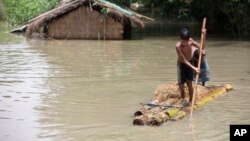 一名男子正在划香蕉船,以此度过因洪水而受灾的印度阿萨姆邦地区(2017年8月15日)