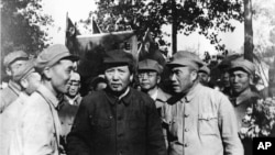 毛泽东、朱德(前排右侧)和一批军官游览北平(1949年夏天)