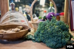 比起超市来,书店里的蔬菜具有新鲜、在地、有机等特点,其销售利润主要用来资助农村儿童的教育。(美国之音记者方正拍摄)