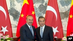 中国外长王毅和土耳其外长查武什奥卢在北京钓鱼台国宾馆举行了联合记者会后握手。(2017年8月3日)