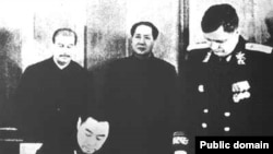 1950年《中苏友好同盟互助条约》在莫斯科签字,斯大林和毛泽东参加仪式,周恩来代表中方签署。中国和俄罗斯的前身苏联曾是盟国。(中国老照片)