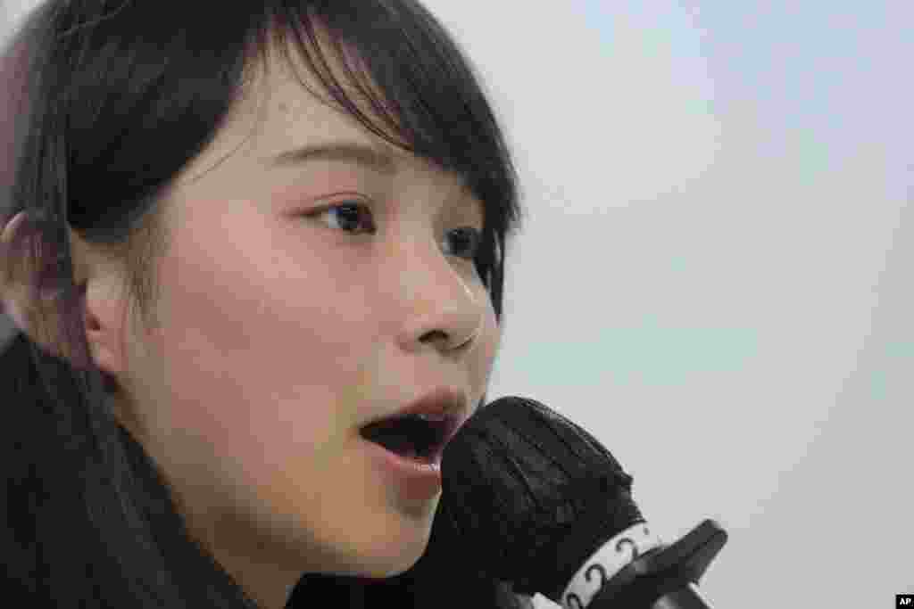 香港自决派团体“众志”的常委,21岁的周庭在被取消竞选议员的资格后,在记者会上讲话(2018年1月27日)。周庭家人在她年幼时为她申请了英国国籍,她在2017年放弃了该国籍,以符合参选人不得拥有外国籍的法定要求。周庭曾经是学生组织“学民思潮”的发言人,外号“学民女神”。