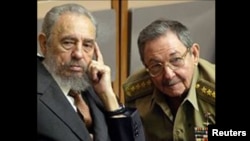 古巴前任最高领导人菲德尔·卡斯特罗(左)和劳尔·卡斯特罗(右)