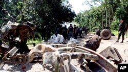Hiện trường sau vụ nổ mìn giết chết 8 binh sĩ Thái ở tỉnh Yala, miền nam Thái Lan, ngày 29/6/2013.