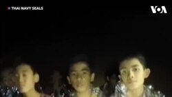 Các cầu thủ nhí Thái gửi lời chào thế giới từ trong hang Các cầu thủ nhí Thái gửi lời chào thế giới từ trong hang