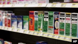 Các loại xiro ho có chứa chất dextromethorphan được bày bán trong cửa hàng thuốc.