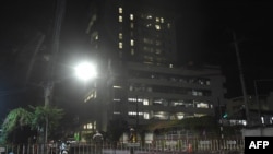 泰国警察在前往清莱府一家医院的道路上设置了路障,几名获救的泰国少年足球队员被送往这家医院。(2018年7月8日)