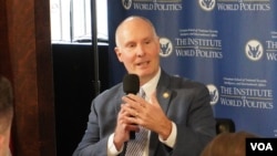 美国国会众议院中共问题特设委员会主席约翰·穆勒纳尔2025年2月11日出席世界政治学院活动,讨论美国如何应对中国挑战。(美国之音记者李逸华拍摄)