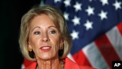 2017年9月7日,美国教育部长德沃斯于乔治梅森大学阿灵顿校区谈论校园性侵和禁止以性别为基础进行歧视的教育修正案第九条。