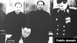 1950年《中苏友好同盟互助条约》在莫斯科签字,斯大林和毛泽东参加仪式,周恩来代表中方签署。中国和俄罗斯的前身苏联曾是盟国。(中国老照片)