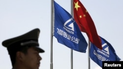 一名保安在北京的中国国有企业中国铝业公司外执勤。(资料照片)