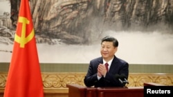 新一届中央政治局常委在人民大会堂会见记者,国家主席习近平在演讲结束后鼓掌(2017年10月25日)。