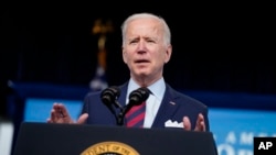 拜登总统4月7日在白宫发表讲话,呼吁国会议员批准其2万亿基建项目计划