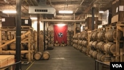 位于田纳西州纳什维尔的纳尔逊·格林·布赖尔酿酒厂的储藏室。田纳西威士忌是该州十大出口商品之一。(美国之音林枫拍摄)