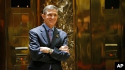 被当选总统唐纳德·川普(Donald Trump)提名担任新一任国家安全顾问的退役中将迈克尔·弗林(Michael Flynn)抵达川普大楼(2016年12月12日)
