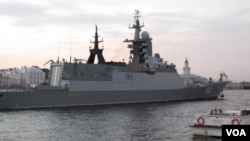 “博伊基”号护卫舰去年俄罗斯海军节前停在圣彼得堡的涅瓦河上,这艘新式军舰将迎接中国军舰到访波罗的海。