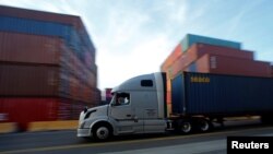 一辆卡车在美国加利福尼亚州洛杉矶市的一座码头搬运集装箱。(2019年1月30日)