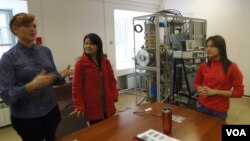 俄罗斯西伯利亚东部一所能源大学实验室中,一名越南留学生(中)同工作人员在一起讨论问题。(美国之音白桦)