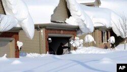 Cư dân đào lối để ra khỏi nhà ở Lancaster, New York, ngày 19/11/2014.