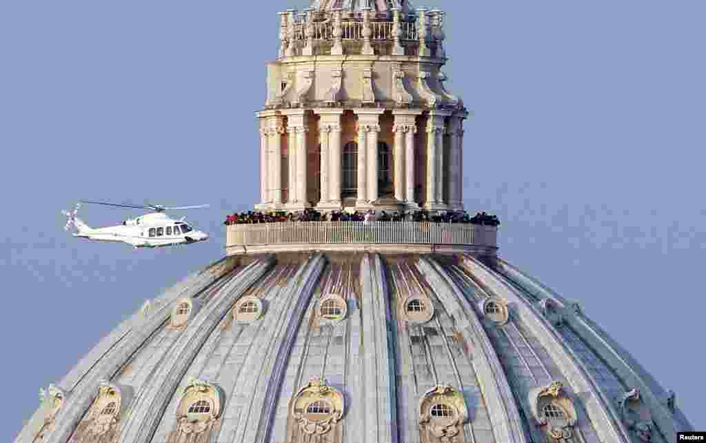 Trực thăng đưa Ðức Giáo Hoàng Benedict XVI từ Vatican đến nơi nghỉ dưỡng ở miền nam nước Ý, ngày 28/2/2013.