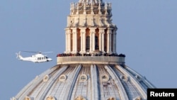 Trực thăng đưa Ðức Giáo Hoàng Benedict XVI từ Vatican đến nơi nghỉ dưỡng ở miền nam nước Ý, ngày 28/2/2013.