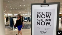 资料照片:佛罗里达州一家百货公司的招聘广告(2021年5月21日)