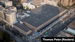 资料照片:位于武汉市的华南海鲜市场大外景。这里出现了首批被确认为COVID-19的病例。(路透社2021年1月15日照片)