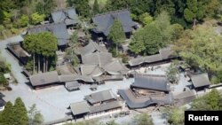 日本南部熊本县阿苏市的文化遗产古迹阿苏神社的部分建筑物在地震中被震塌 (2016年4月16日)