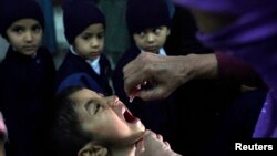 Một trong những lý do khiến bệnh bại liệt vẫn tồn tại ở Pakistan là do các phần tử chủ chiến chống lại những chiến dịch chủng ngừa bệnh bại liệt.