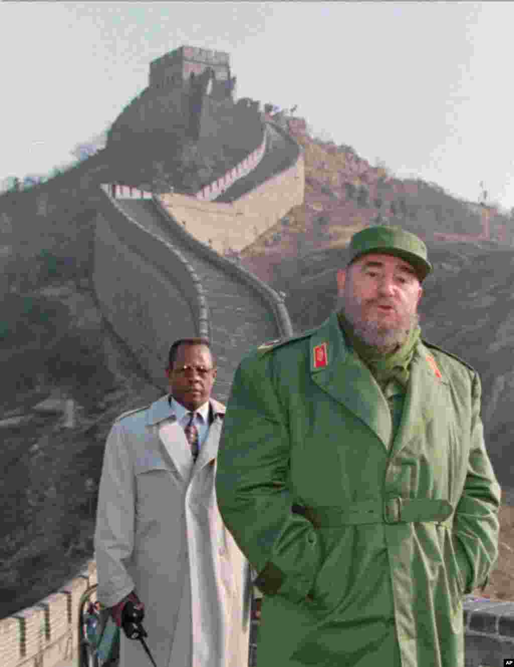 1995年12月1日,卡斯特罗在北京长城上