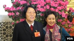 任期最长、从来只投赞成票的人大代表申纪兰(左)2012年参加人大会议时的合影照。(美国之音张楠拍摄)