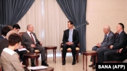 叙利亚总统阿萨德(中)在大马士革会晤到访的俄罗斯议会代表团。(2015年10月25日)
