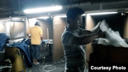 一个牛仔裤工厂的喷砂工艺区(Lianai Films提供)