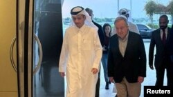 卡塔尔首相阿卜杜拉赫曼·阿勒萨尼在多哈会晤联合国秘书长古特雷斯。(2023年10月28日)