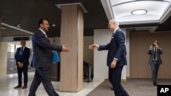 联合国叙利亚问题特使德米斯图拉(右)在抵达日内瓦参加叙利亚和谈时,准备和叙利亚主要反对派“最高谈判委员会”的领袖哈里里握手。(2017年2月27日)