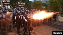 一名警察在《逃犯条例》抗议游行中,使用催泪瓦斯。(2019年6月12日)