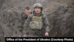 Президент Володимир Зеленський біля смуги зіткнення на Донбасі 8 квітня 2021 р.