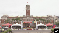 台湾总统府前为庆祝国庆节搭起台子。(2018年10月10日)