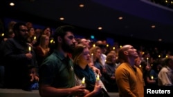 加州城镇千橡市民众举行守夜活动,悼念当地一家酒吧餐厅枪击案中的死者。(2018年11月8日)